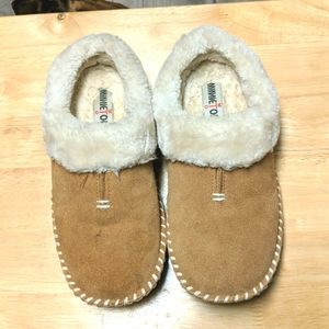 MINNETONKA BEDROOM SLIPPERS SIZE 8